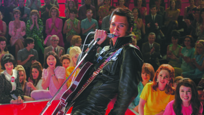 actor portraying Elvis, singing in scene from movie, Elvis