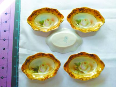 5 miniature dishes placed on table, shown from above