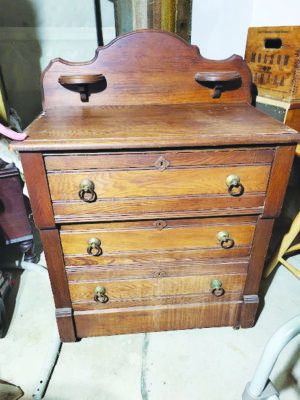 Small wooden bureau with 3 drawers