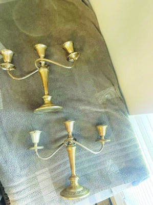 2 candlesticks lying on table, candlesticks with center and 2 arms